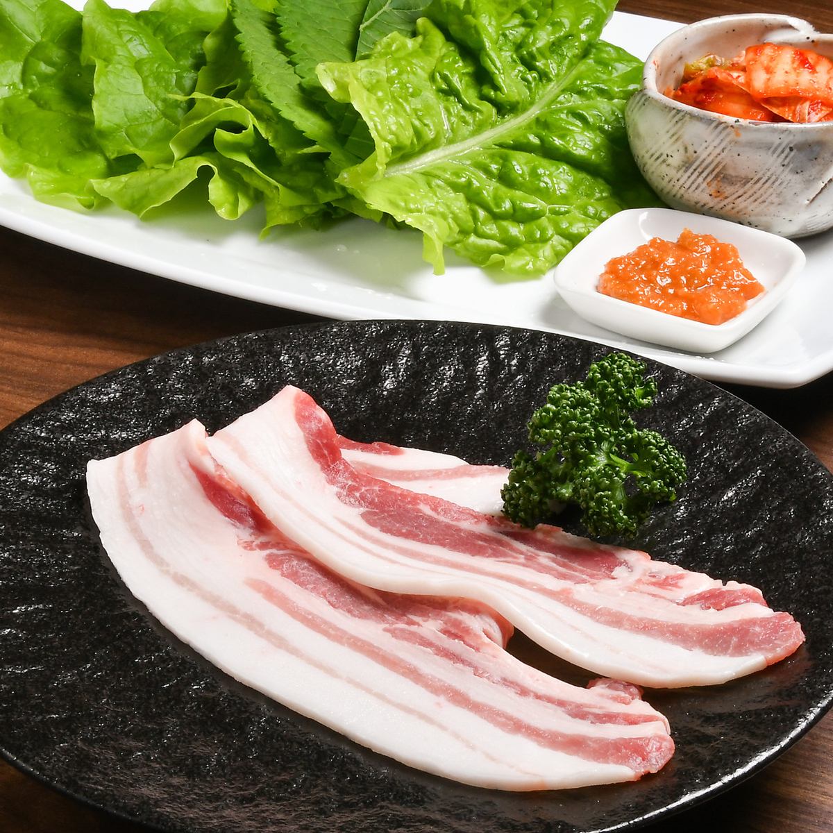 You can enjoy grilled meat, kimchi, and samgyeopsal.