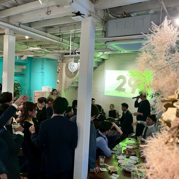 【結婚式2次会・各種パーティーに】貸切のご予約も大歓迎!!お洒落な内装も自慢のカフェ空間で貸切パーティーはいかがですか?プロジェクター設備などのご利用など嬉しい特典も充実★結婚式2次会や地域の集まり、サークルの打ち上げなども◎各種プランご用意があるので、詳細はコースページをチェック!