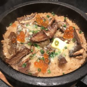 石烤石鍋拌飯配牛肝菌和鵝肝