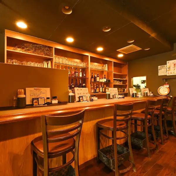 少人数での利用に最適なカウンター席やテーブル席をご用意！お一人様でも気軽に立ち寄れるカウンターは、目の前に並ぶお酒が魅力的で、バーのような雰囲気を楽しめます♪シックで落ち着いた内装は、友人や同僚との食事にもぴったり！自由席スタイルなので、気分に合わせて席を選べるのも嬉しいポイントです◎