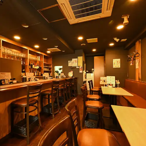 <p>店内はシックで落ち着いた雰囲気が広がり、カウンターにはお酒がずらりと並び、まるでバーのような空間！アクセスも良好で、仕事帰りや休日のお食事にも立ち寄りやすい立地です。自由席スタイルで、複数名でもお一人様でも気軽にご利用可能◎心地よい空間で、豚料理とお酒をゆったり楽しみください。</p>