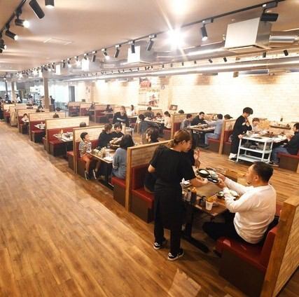 【鉄板付テーブルも♪】鉄板付きのテーブルをご用意しております！宴会席はコンロで焼くスタイルとなっており、目の前で焼きたてのお肉をお好みの焼き加減でお楽しみいただけます♪ジュージューと音を立てる鉄板で、アツアツのお肉を囲みながら、ご家族と盛り上がる時間は格別！ライブ感たっぷりの体験をご堪能ください！
