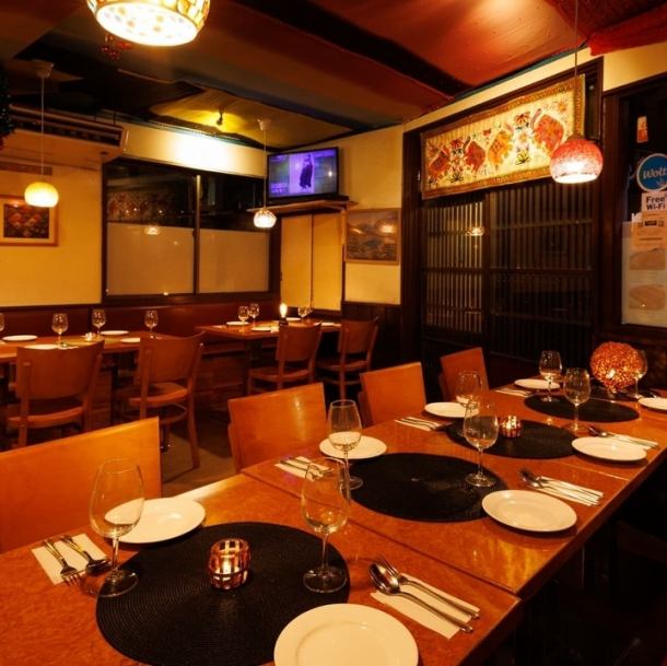 落ち着いた雰囲気と、統一感のある店内でお食事をお楽しみ頂けます。ご家族、ご友人との会におすすめのテーブル席やデートにピッタリなテラス席のご用意がございます。20～40名様までの貸し切りも可能な為、大人数でのお食事にも対応しております！