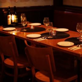 カジュアルな食堂でも美味しい料理が味わえるスタイルは、本場・インドの食堂も同じ！肩肘はらずに気軽にたのしめるダイニングは少人数から貸切OK！