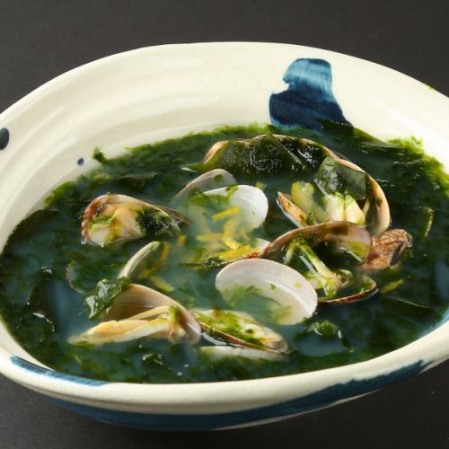 Sake-steamed clams with sea lettuce butter