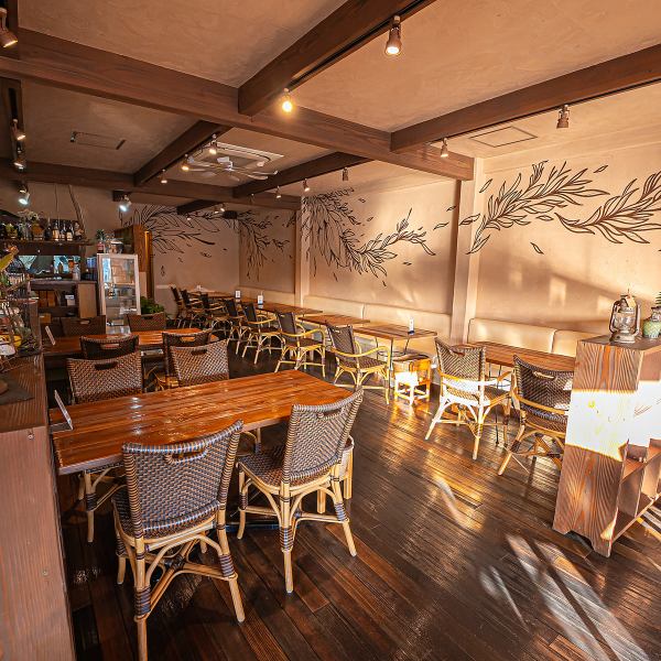 [Relaxing atmosphere that warms your heart] The spacious interior of the store is decorated with leaf wall paint, and has a wood-like interior with a natural theme based on wood, earth, and stone. It makes me feel.Enjoy your time with friends and loved ones in a relaxing and relaxing space.