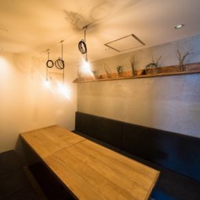 [For meals with moms and families ♪ Semi-private sofa seats] Semi-private sofa seats for up to 5 to 8 people ◎ Inside the store, we use a lot of warm wood and green, and eat at the cafe at the destination It's like having a meal.Forget the time and enjoy your meal.