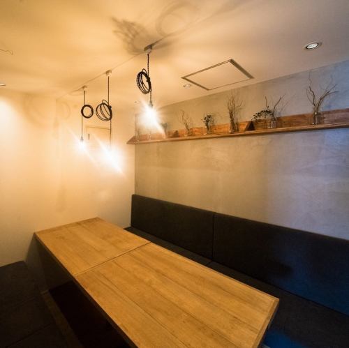 [For meals with moms and families ♪ Semi-private sofa seats] Semi-private sofa seats for up to 5 to 8 people ◎ Inside the store, we use a lot of warm wood and green, and eat at the cafe at the destination It's like having a meal.Forget the time and enjoy your meal.