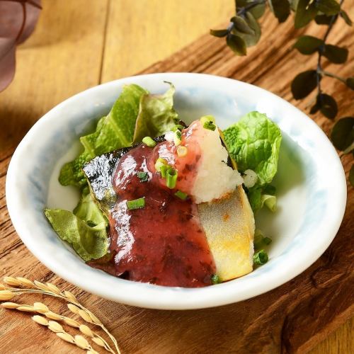 Salt-grilled mackerel with fresh grated plum