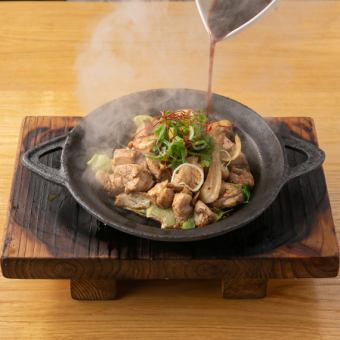 炭烤鸡肉盛于滚烫的铁板上！