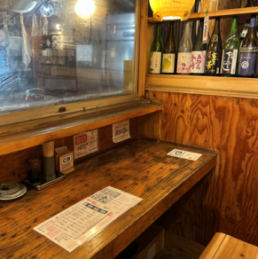 カウンター席は2名様席を3つご用意しております。仕事終わりに一人でサクッとお食事いただいたり、気の置けない仲の方とお食事などにご利用ください。14時から24時まで営業しております。