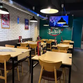 전석 테이블석으로, 4인 테이블이 7탁, 2인 테이블이 4탁이 있습니다.세련되고 차분한 분위기입니다 ☆