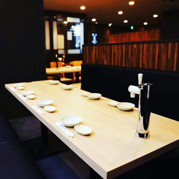 Perfect for company banquets and small drinking parties! You can use it casually from 2 people! The table seats where you can enjoy your meal while looking at the night view of Kanda are perfect for everyday use, such as dates, girls' nights out, and drinking parties with colleagues. .It can also be used as a semi-private room by lowering the blinds from the ceiling, so it is recommended for casual gatherings and dinners.