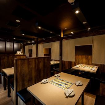 テーブル席は最大80名様までのテーブル席をご用意。人数に応じて席数の調整が可能な使い勝手の良いお席ですので、送迎会や打ち上げなど様々なご宴会に最適。和テイストの落ち着いた雰囲気で、当店自慢のお料理や美酒をご堪能ください。