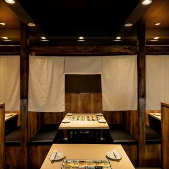 ご宴会や女子会、ビジネスシーンなどに最適な個室(～6名様)も完備しております。落ち着いた雰囲気で、開放感に溢れ、周りを気にせずにお過ごしいただける大変人気のお席です。寛ぎながら当店自慢の料理や美酒を片手に会話をお楽しみください。※お席のみのご予約も承っております