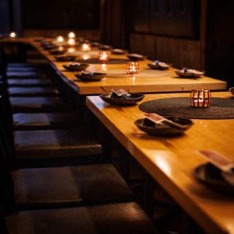 最大10名様までご着席可能のテーブル席半個室。女子会、合コン、少人数での飲み会など様々なシーンでご利用いただけます。温かみのある和の空間で、お仲間同士ごゆっくりお寛ぎください。