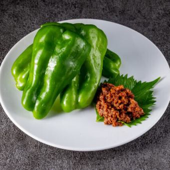 Crispy bell peppers with special meat sauce