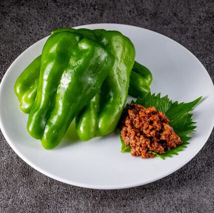 Crispy bell peppers with special meat sauce