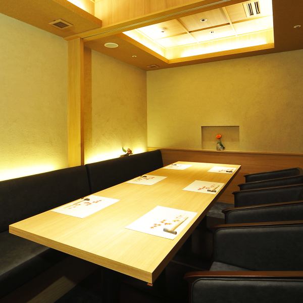 白を基調とした落ち着いた雰囲気の個室空間で味わう、「お肉」を主張した四季の日本料理と洗練されたお酒。