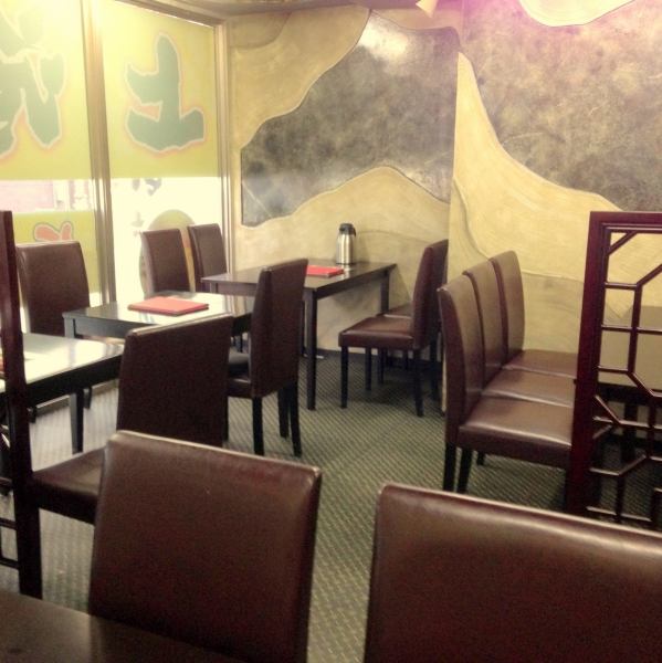 テーブルのお席間隔も広々！落ち着いた雰囲気でお食事が召し上がれます。