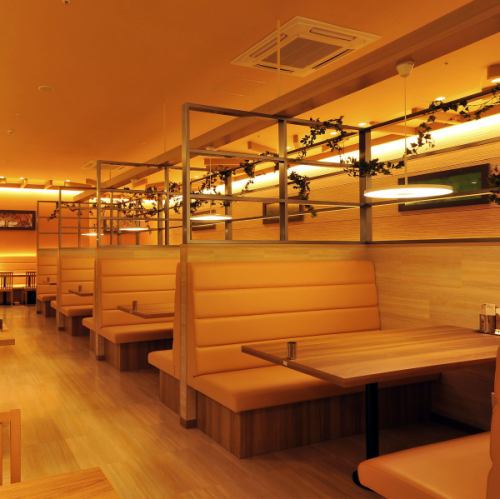 <p>Enjoy a wide variety of dishes and sweets at comfortable table seats!</p>