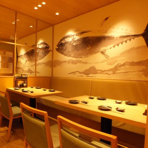 A simple table seat is available for 2 to 8 people.Pictures of fascinating fish points!