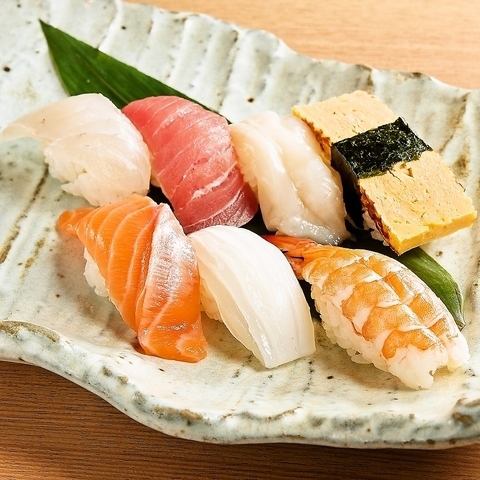 When in doubt, this is it! Choose from 5, 7, or 10 pieces of easy nigiri from 890 yen (tax included)