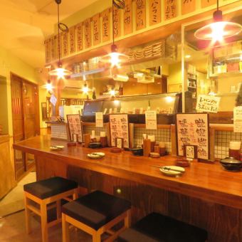 The counter seats can be used casually even by one person! Enjoy the aroma of the charcoal while sitting at the counter seats♪