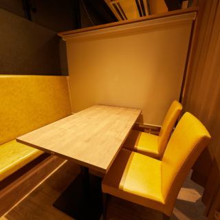 グランピングをモチーフにした、プライベート感満載の個室席!暖色の照明とゆったりできるシートのお席が人気の秘訣です◎個室をご希望される場合、ご予約の際にお申し付けください♪