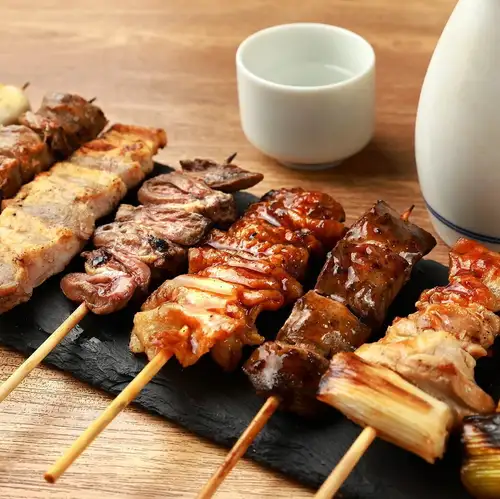 【お手軽！】焼き鳥は気軽に頼める定番メニュー◎こちらも串に刺したままどうぞ。