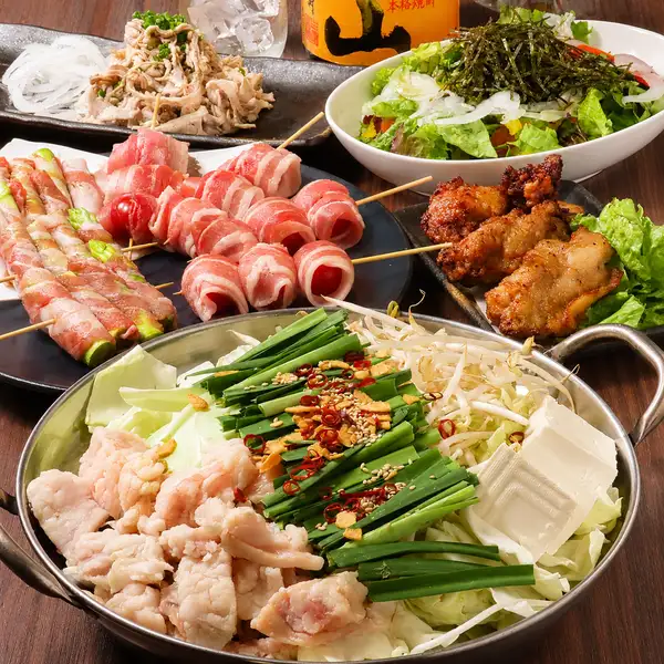 美味しい料理を囲んで、楽しいひとときを。ご友人とのお食事はもちろん、会社の飲み会や各種宴会も大歓迎です。こだわりの料理とお酒を豊富にご用意しております。少人数から大人数まで、さまざまなシーンでぜひお気軽にご利用ください。