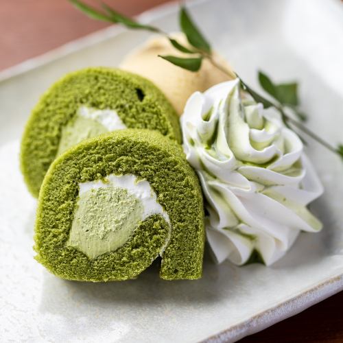 お抹茶のロールケーキバニラアイス添え