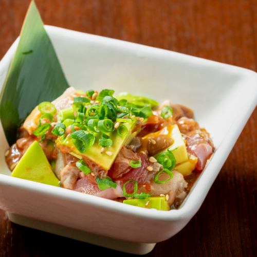 さつま知覧どりとアボカドの酒盗和え