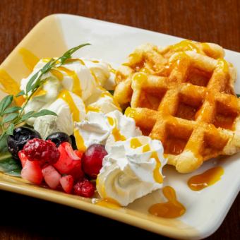 クリームチーズとフルーツソースのワッフル