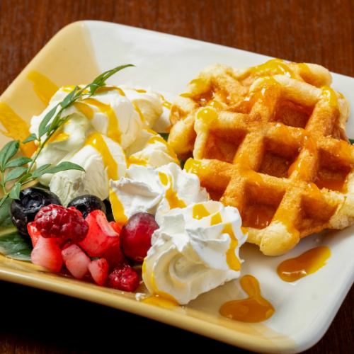 クリームチーズとフルーツソースのワッフル