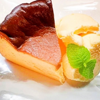 自家製バスクチーズケーキバニラアイスクリーム添え