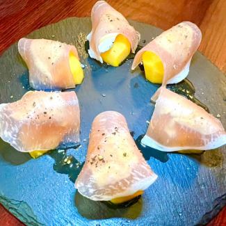 柿の生ハムチーズのせ