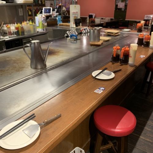 目の前で出来立ての鉄板料理が味わえるカウンター席も♪