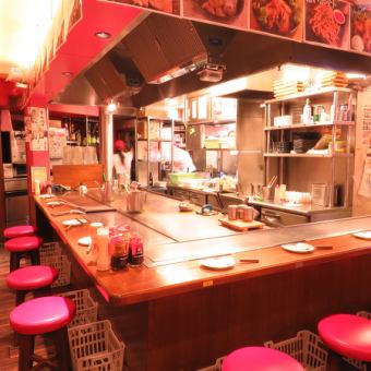 カウンター2名席が4卓のご用意がございます。