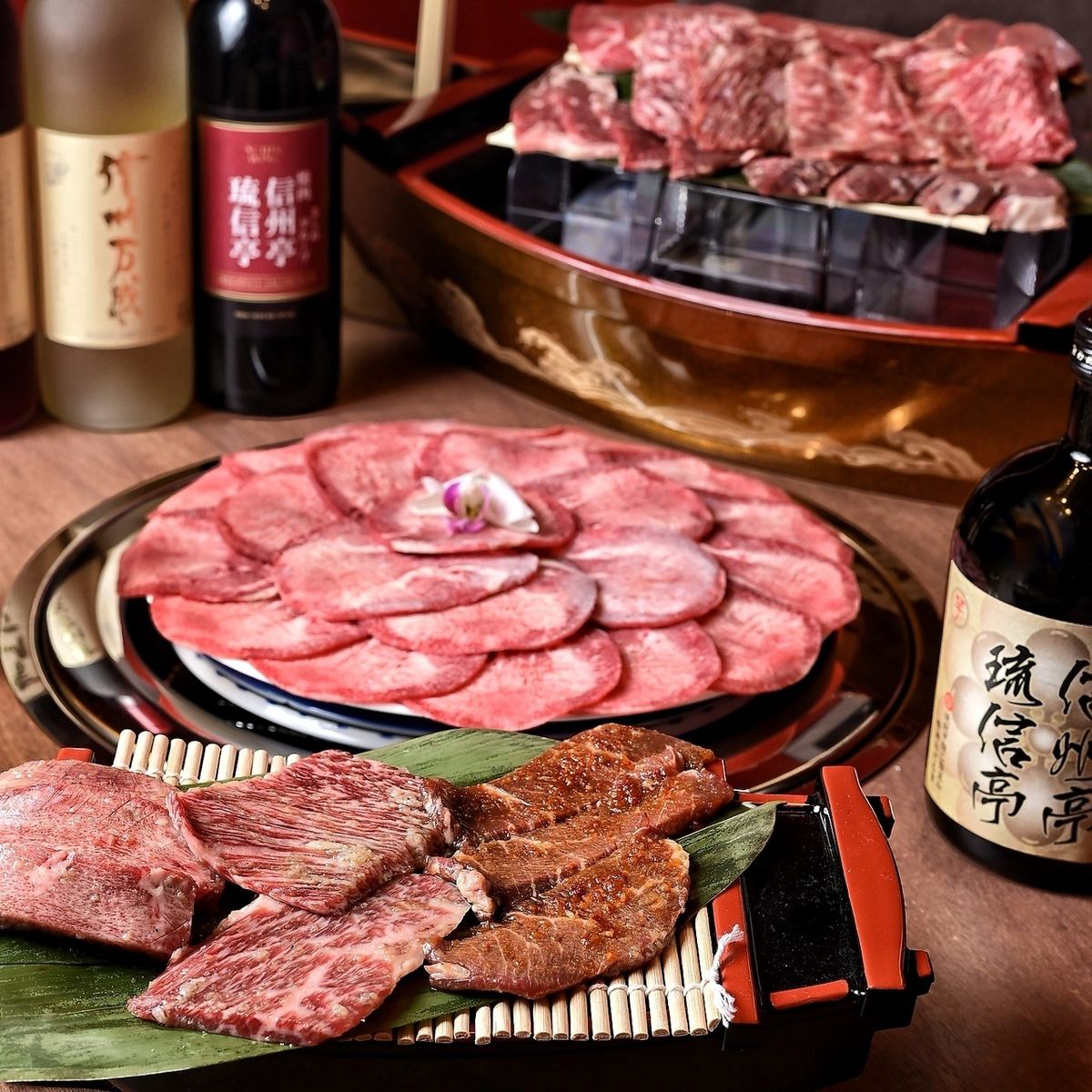 こだわりのお肉が楽しめる炭火焼肉！お肉の船盛りは圧巻です◎