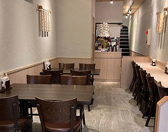 清潔感あふれるカジュアルな雰囲気の中で、本格的なうなぎ料理を楽しめるお店です。木の温もりを感じるシンプルなインテリアが心地よく、リラックスした空間で食事ができます。友人や家族との食事にぴったりな、アットホームな雰囲気です。