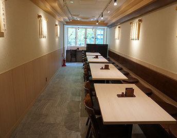 片側がソファのお席のテーブル席。広々とした空間と和モダンで上品なインテリアが魅力です。落ち着いた雰囲気の中で、くつろぎながら美味しいうなぎを楽しむことができます。当店はディナーだけではなくランチタイムも営業中。親しい方と共にうなぎランチはいかがでしょうか？