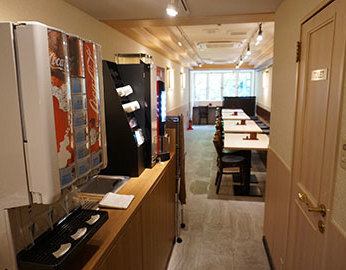 大きな窓から差し込む温かな光が心地よい店内は、明るく開放感ある雰囲気が魅力。東京メトロ丸の内線・都営大江戸線本郷三丁目駅から徒歩4分とアクセスも良好。お近くにお住まいの方はもちろん、お仕事やご旅行で遠方からお見えの方もお気軽にお立ち寄りください。