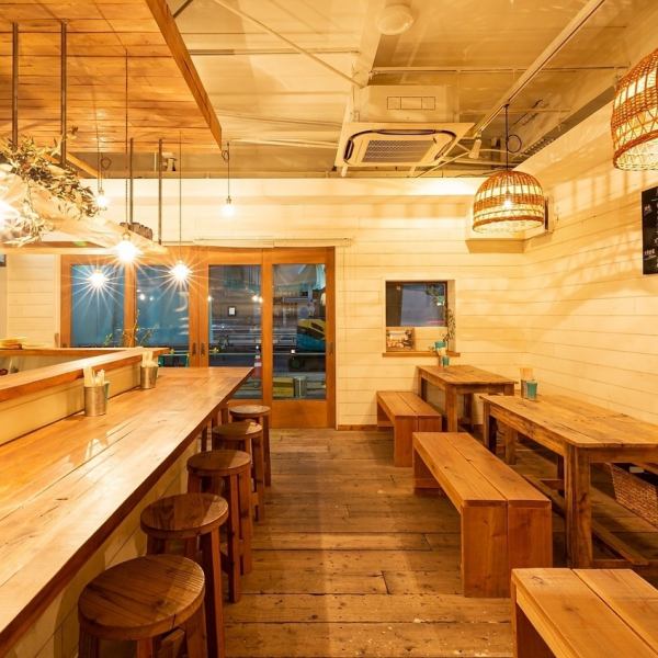 大きな窓や玄関で風通しや解放感も◎アットホームでおしゃれな店内でぜひわいわいお食事をお楽しみください！