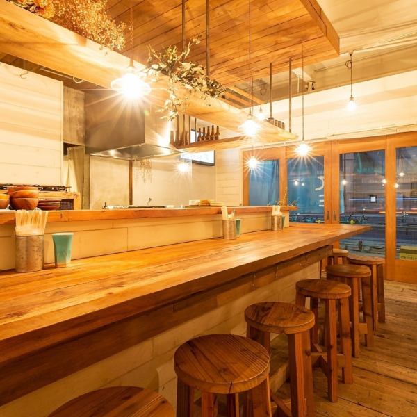 お1人様のサク飲みやデートにおすすめのカウンター席。スタッフとの会話や料理風景を楽しみながらの食事も◎