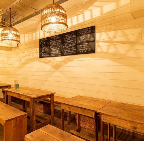 ゆったり寛げるテーブル席