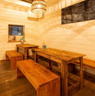 木の温もり溢れる大きなテーブル席をご用意！家族や友人との少人数でのお食事や飲み会にもおすすめ◎ゆったりとおくつろぎいただけます。