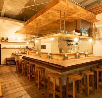 デートや少人数でのお食事にもおすすめ！開放感のある店内で美味しい料理とお酒に舌鼓を♪