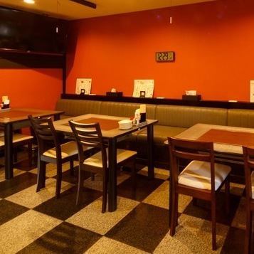 ≪1F≫ 8 counter seats, where even a single person can enjoy teppanyaki dishes up close, and there are 3 table seats with sofa seats where you can relax.