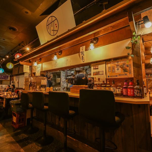 【お一人様～歓迎！カウンター席でお酒を★】一人飲みやデート、仕事帰りのサク飲みなどに★キッチンを目の前にしたカウンター席でしっぽりとお酒と絶品料理をお楽しみください。